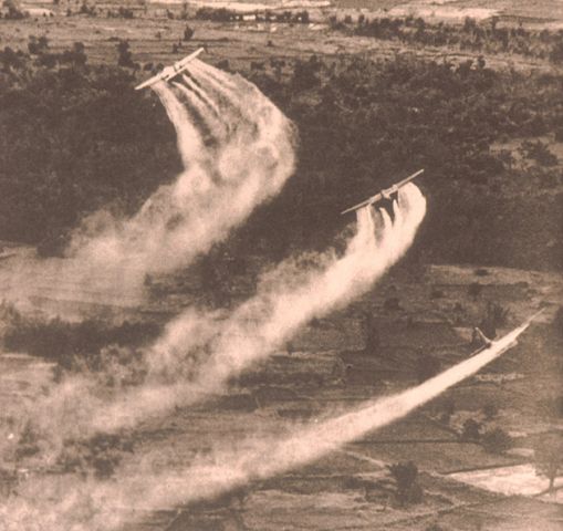 Aviones estadounidenses fumigando Agente Naranja (con dioxinas) en Vietnam